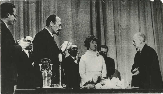 Групповая фотография с В.Г. Лидиным и Лилли Промет. [1970-е]